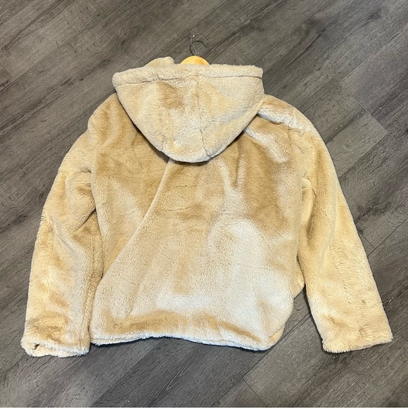 3 for $20 Super soft, faux fur, plushy hoodie. Lined, Roomy & warm. Size L - Picture 5 of 8
